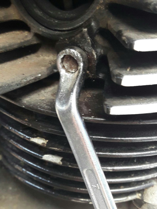 Stehbolzen mit 7er Ringschlüssel